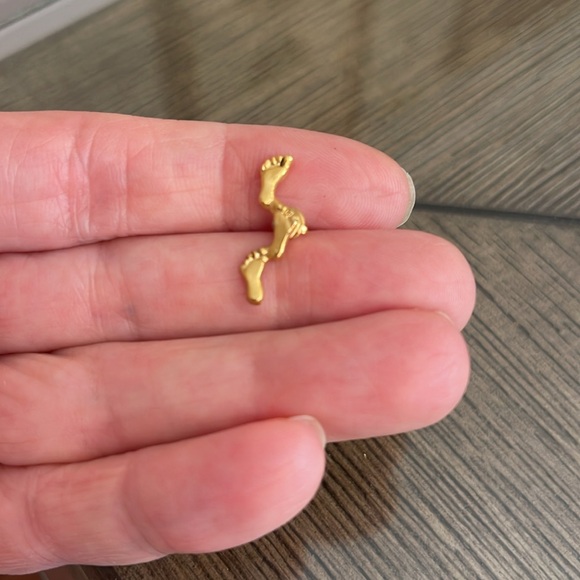 Vintage Gold-plated Foot Prints in the Sand Pin - Tie Tac - Lapel Pin - Picture 8 of 10
